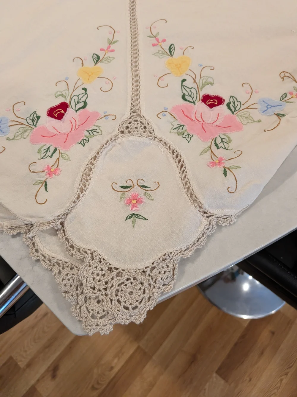 Vintage 1939-40s Handmade Embroidered Linen Fabric (Cotton?)Crocheted Lace